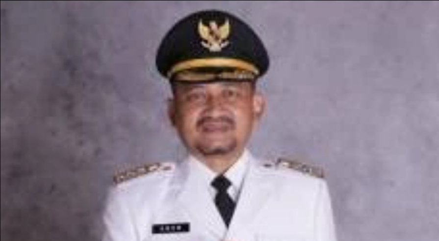 Petugas KPK mengamankan Bupati Pemalang Anom Widiyantoro dalam operasi tangkap tangan terkait dugaan korupsi proyek dan jual beli jabatan.