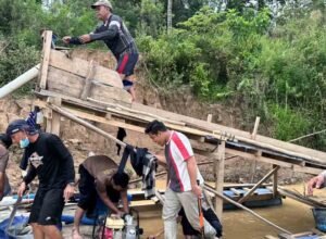 Petugas gabungan menertibkan rakit PETI di sepanjang Sungai Kuantan, Kecamatan Cerenti, Kabupaten Kuantan Singingi.