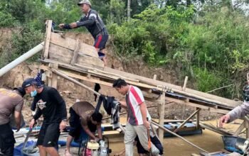 Petugas gabungan menertibkan rakit PETI di sepanjang Sungai Kuantan, Kecamatan Cerenti, Kabupaten Kuantan Singingi.