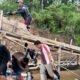 Petugas gabungan menertibkan rakit PETI di sepanjang Sungai Kuantan, Kecamatan Cerenti, Kabupaten Kuantan Singingi.