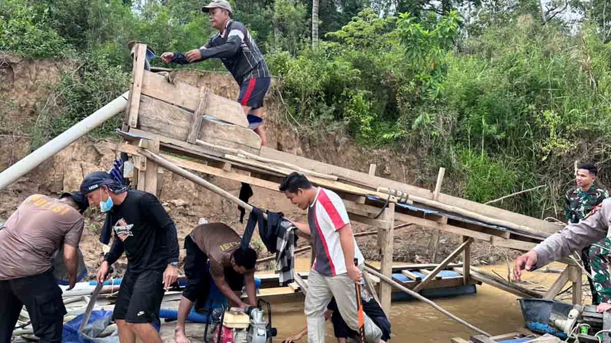 Petugas gabungan menertibkan rakit PETI di sepanjang Sungai Kuantan, Kecamatan Cerenti, Kabupaten Kuantan Singingi.
