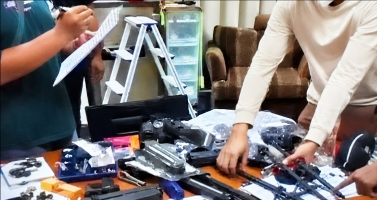 Temuan ratusan senjata di sekolah swasta Jakarta Selatan yang sedang diperiksa