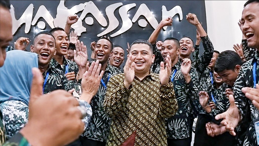 Wali Kota Makassar berbaur dan memberikan apresiasi kepada anggota Paskibraka Kota Makassar 2026.