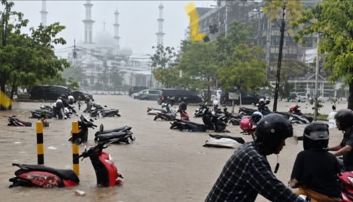 Kota Padang Dikepung Banjir, Tim Gabungan Evakuasi Warga di Sejumlah Lokasi