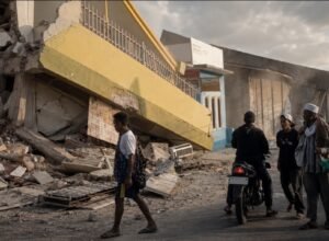 Gempa M7,7 Guncang NTT, Terasa hingga Bali dan Picu Tsunami 0,94 Meter Efek gempa M7,7 di Nagekeo NTT merusak bangunan warga