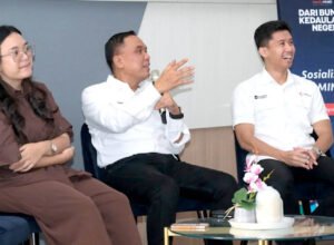 Endra Kusuma menjelaskan program pemberdayaan masyarakat PT Vale pada sosialisasi MediaMIND 2026 di Unhas, Makassar