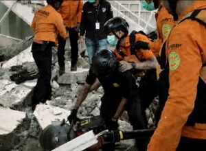 Proses evakuasi korban di antara reruntuhan bangunan akibat gempa M7,7 di Flores, NTT