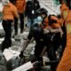 Proses evakuasi korban di antara reruntuhan bangunan akibat gempa M7,7 di Flores, NTT