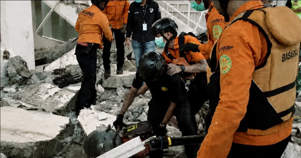 Proses evakuasi korban di antara reruntuhan bangunan akibat gempa M7,7 di Flores, NTT