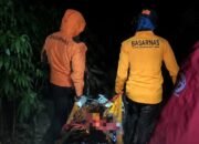 Tim SAR Basarnas mengevakuasi pendaki Gunung Bawakaraeng di Gowa, Sulawesi Selatan.