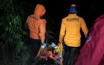 Tim SAR Basarnas mengevakuasi pendaki Gunung Bawakaraeng di Gowa, Sulawesi Selatan.