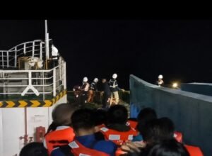 KMP Putri Yasmin Terbakar di Selat Lombok, Manifes Catat 114 Penumpang Penumpang memakai pelampung saat dievakuasi dari kapal yang terbakar di Selat Lombok