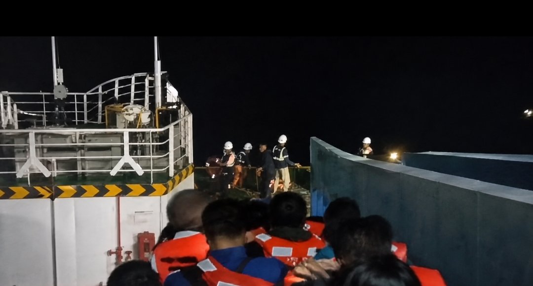 Penumpang memakai pelampung saat dievakuasi dari kapal yang terbakar di Selat Lombok
