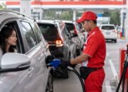 Petugas SPBU Pertamina mengisi BBM kendaraan pada awal Agustus 2026