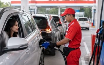 Petugas SPBU Pertamina mengisi BBM kendaraan pada awal Agustus 2026