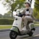 Honda UQ3 motor listrik retro melaju di jalan perkotaan
