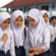 Ilustrasi kepala sekolah di Tana Toraja dan sejumlah siswi berjilbab di lingkungan sekolah