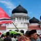 Bendera Bulan Bintang berkibar di depan Masjid Raya Baiturrahman Banda Aceh saat peringatan Hari Damai Aceh