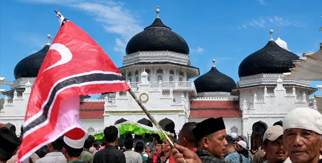 Bendera Bulan Bintang berkibar di depan Masjid Raya Baiturrahman Banda Aceh saat peringatan Hari Damai Aceh