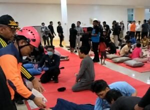 KMP Mutiara Sentosa 2 Terbakar di Perairan Sumenep, 231 Selamat dan 5 Meninggal Petugas SAR mengevakuasi penumpang selamat KMP Mutiara Sentosa 2 usai kebakaran di perairan Sumenep, Jawa Timur.