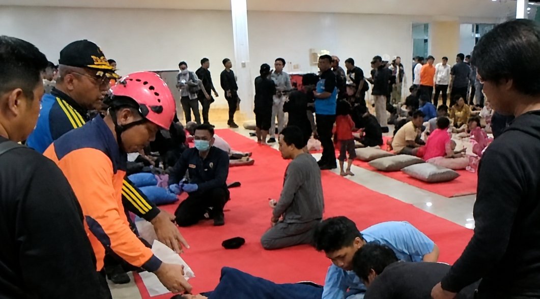Petugas SAR mengevakuasi penumpang selamat KMP Mutiara Sentosa 2 usai kebakaran di perairan Sumenep, Jawa Timur.
