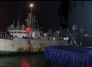 Koarmada RI Gagalkan Penyelundupan 1,3 Ton Diduga Ketamin dari Kapal Tanzania di Bintan Petugas Koarmada RI mengamankan barang bukti diduga ketamin dari MV King Sun di Bintan