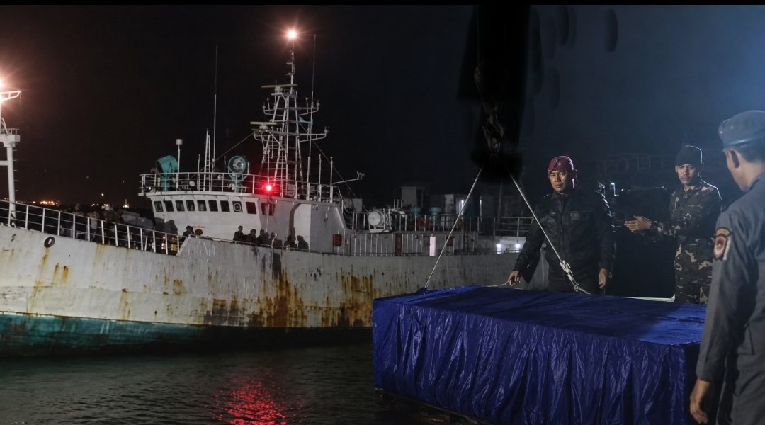 Petugas Koarmada RI mengamankan barang bukti diduga ketamin dari MV King Sun di Bintan