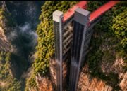 Dua lift tebing di Nizhuhe Grand Canyon, Qujing, China, yang membantu memangkas waktu perjalanan anak sekolah.