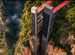Dua lift tebing di Nizhuhe Grand Canyon, Qujing, China, yang membantu memangkas waktu perjalanan anak sekolah.