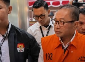 muhammad haniv keluar dari gedung kpk jakarta