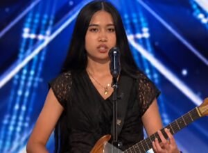 Nene Royal memainkan gitar saat tampil di America’s Got Talent 2026
