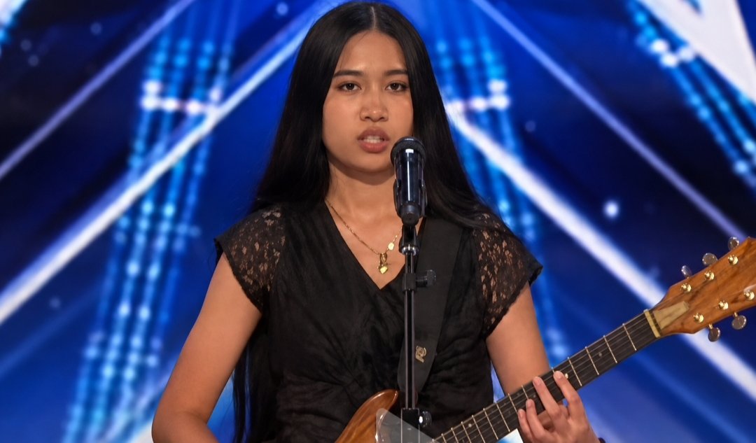 Nene Royal memainkan gitar saat tampil di America’s Got Talent 2026