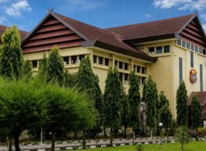 Di Balik Pemeriksaan Ombas, Muncul Bantahan Isu Pernikahan Bupati Gowa Gedung Polda Sulsel tempat Ombas diperiksa terkait kasus seragam gratis Gowa