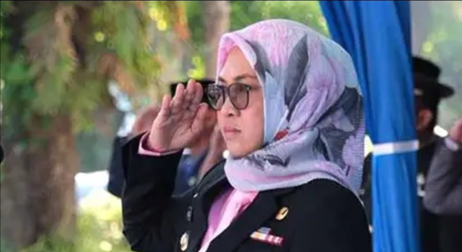 Bupati Gowa Sitti Husniah Talenrang meninjau proses belajar mengajar di SMP Negeri 1 Sungguminasa pada awal tahun ajaran baru.