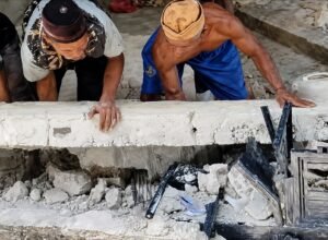 Update Pascagempa M7,7 di Flores: Korban Jiwa Capai 47 Orang, Kerusakan Meluas Proses evakuasi korban di antara reruntuhan bangunan akibat gempa M7,7 di Flores, NTT