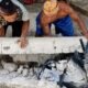 Proses evakuasi korban di antara reruntuhan bangunan akibat gempa M7,7 di Flores, NTT