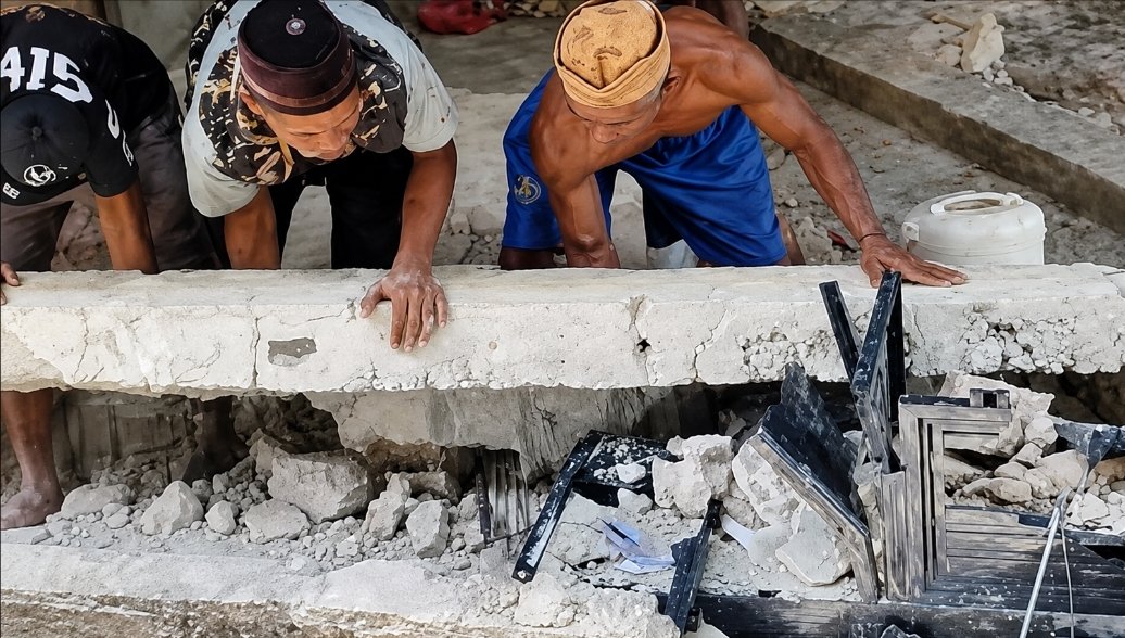 Proses evakuasi korban di antara reruntuhan bangunan akibat gempa M7,7 di Flores, NTT