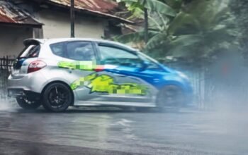 Mobil peserta drag race melaju di lintasan, ilustrasi tragedi balap di Kotamobagu yang menewaskan delapan orang.