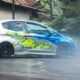 Mobil peserta drag race melaju di lintasan, ilustrasi tragedi balap di Kotamobagu yang menewaskan delapan orang.
