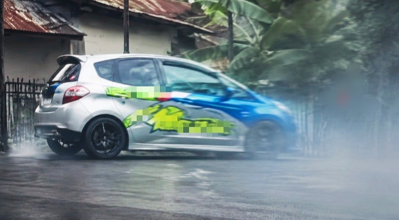 Mobil peserta drag race melaju di lintasan, ilustrasi tragedi balap di Kotamobagu yang menewaskan delapan orang.