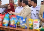Menteri Pertanian sekaligus Kepala Bapanas Andi Amran Sulaiman bersama pejabat terkait menunjukkan sejumlah produk beras fortifikasi.