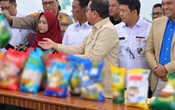 Menteri Pertanian sekaligus Kepala Bapanas Andi Amran Sulaiman bersama pejabat terkait menunjukkan sejumlah produk beras fortifikasi.