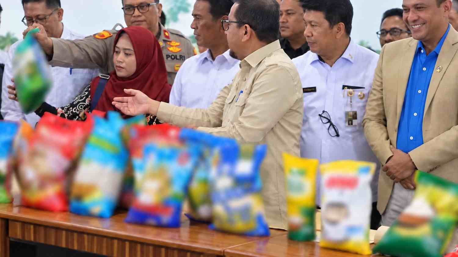 Menteri Pertanian sekaligus Kepala Bapanas Andi Amran Sulaiman bersama pejabat terkait menunjukkan sejumlah produk beras fortifikasi.