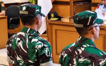 Prajurit TNI terdakwa kasus penyiraman air keras terhadap Andrie Yunus menjalani persidangan di Pengadilan Militer.