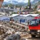 Ilustrasi pemulihan pascabencana di Sumatera dengan alat berat, pembangunan hunian, dan perbaikan jembatan