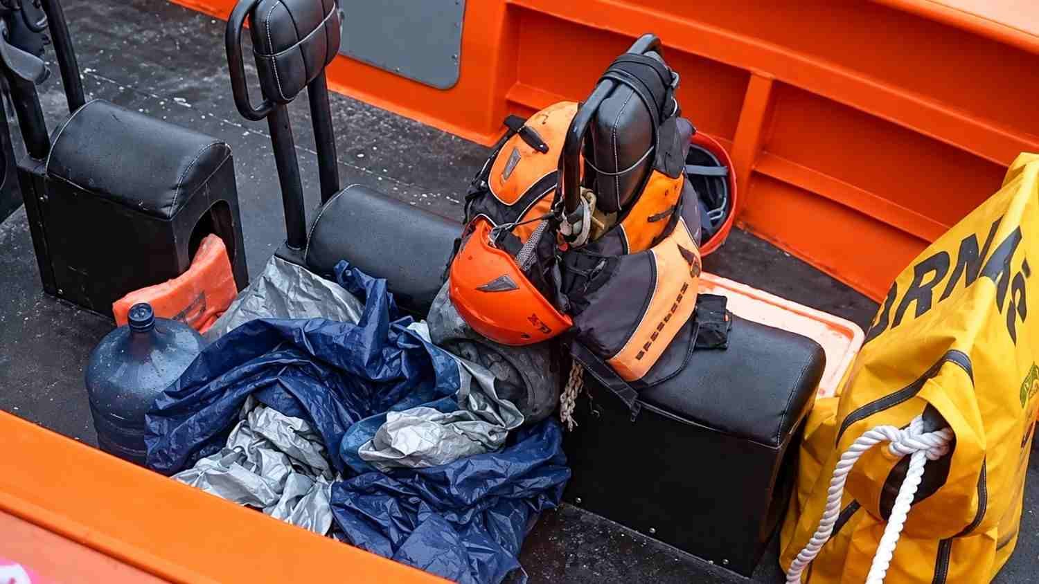 Beberapa barang temuan dalam pencarian lima jurnalis dan Arupadhatu 1 di Selat Sunda