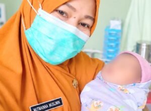 Bayi perempuan yang ditemukan di Barombong Gowa dalam perawatan di Puskesmas Kanjilo