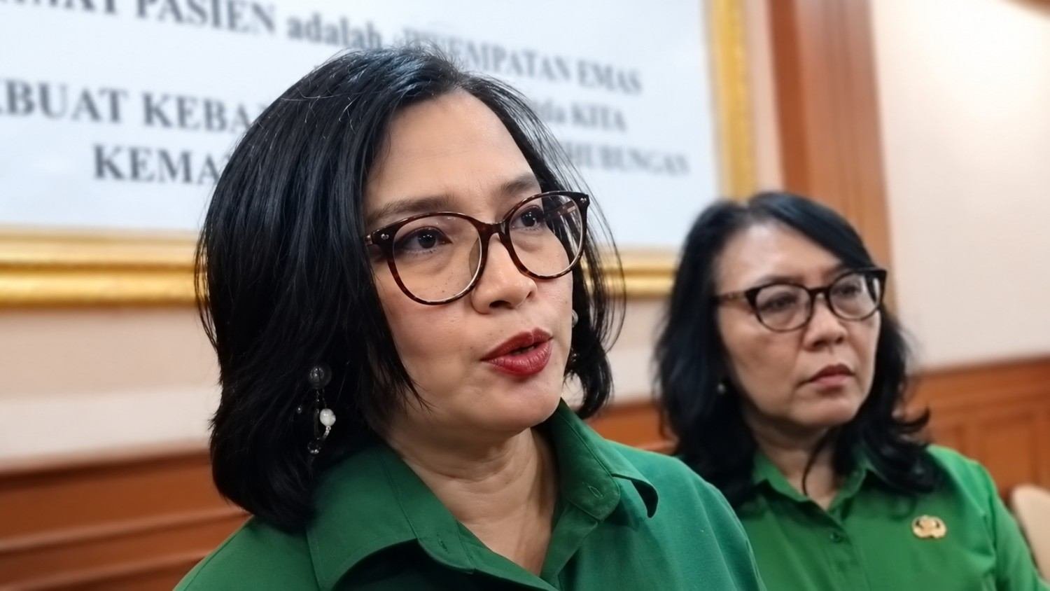 Direktur Utama RSUD Dr. Soetomo Cita Rosita Sigit Prakoeswa menjelaskan dugaan keracunan 172 PPDS Unair