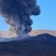 Erupsi Anak Krakatau di Selat Sunda mengeluarkan kolom abu vulkanik