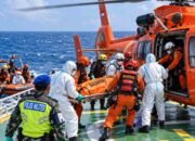 Evakuasi korban KM Virgo Transport 8 oleh tim Basarnas di Laut Jawa